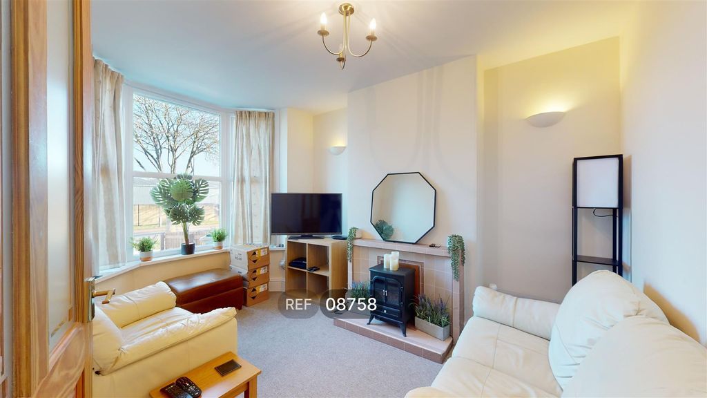 Property photo 1 of 12 Living Room
