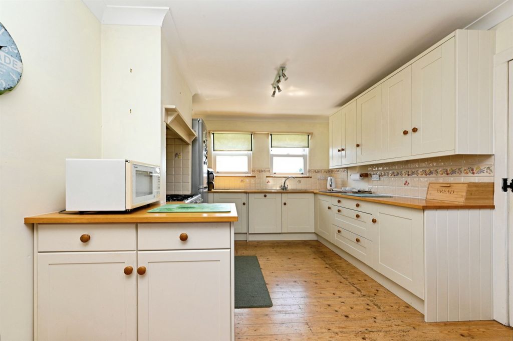 Property photo 2 of 23