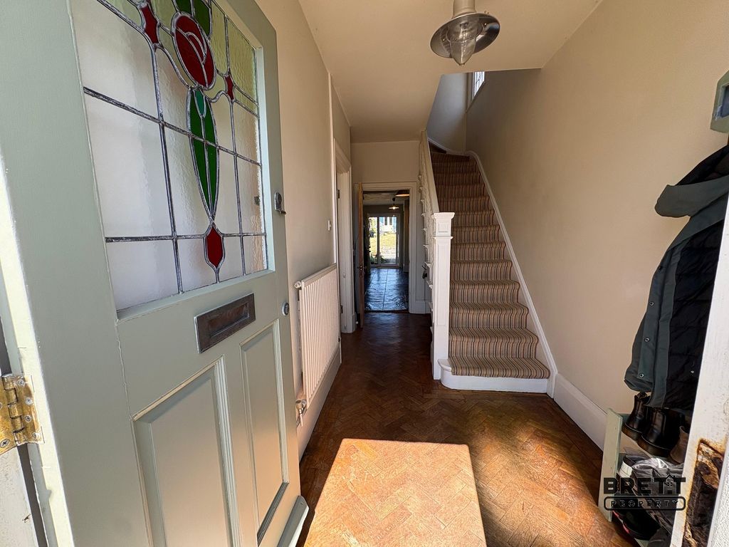 Property photo 2 of 18 Hallway