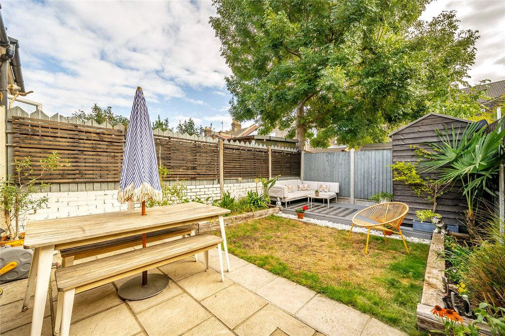 Property photo 3 of 10 Private Garden