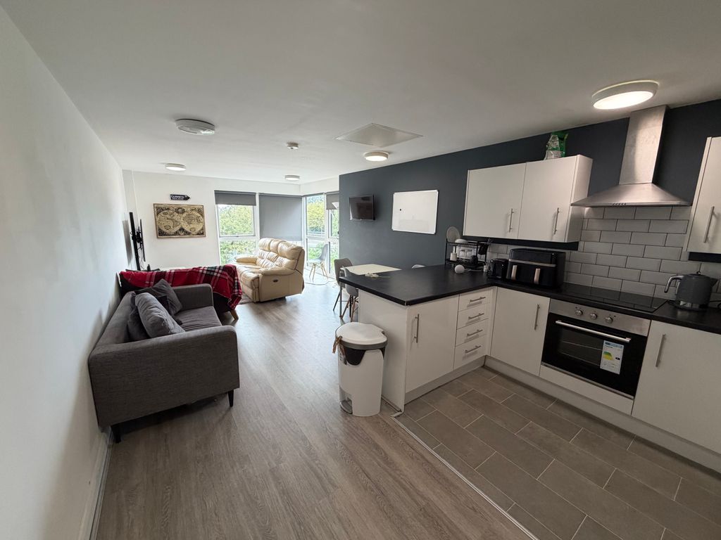 Property photo 3 of 13 Image00008