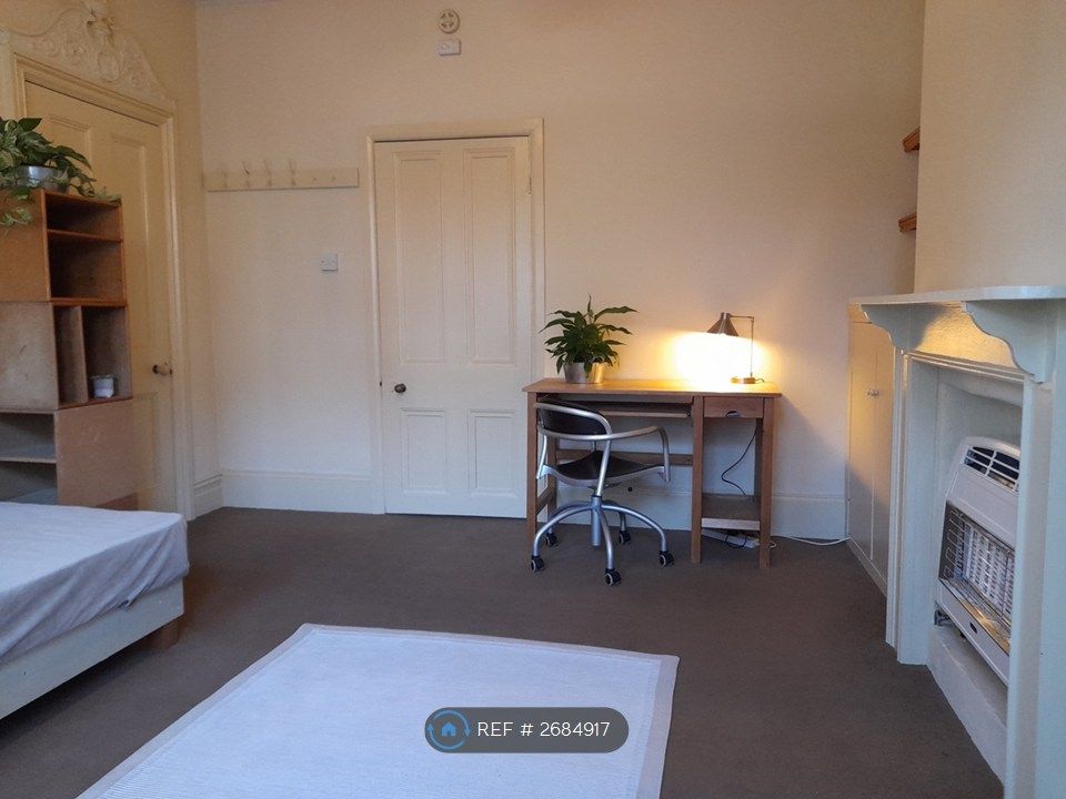 Property photo 3 of 12 Bed Sitting Room, Desk