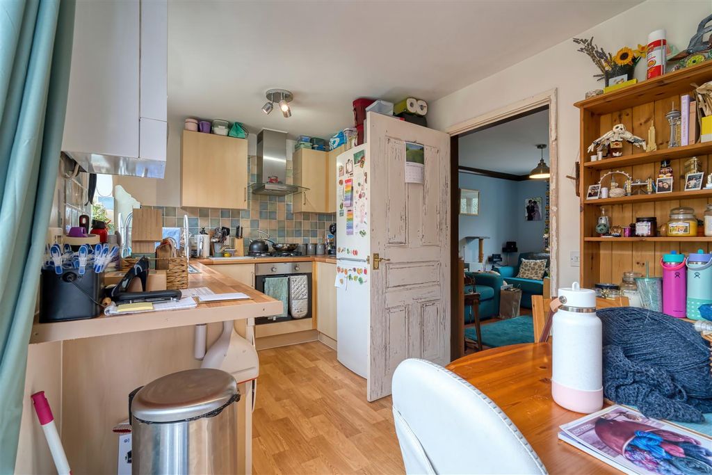 Property photo 3 of 9 Kitchen
