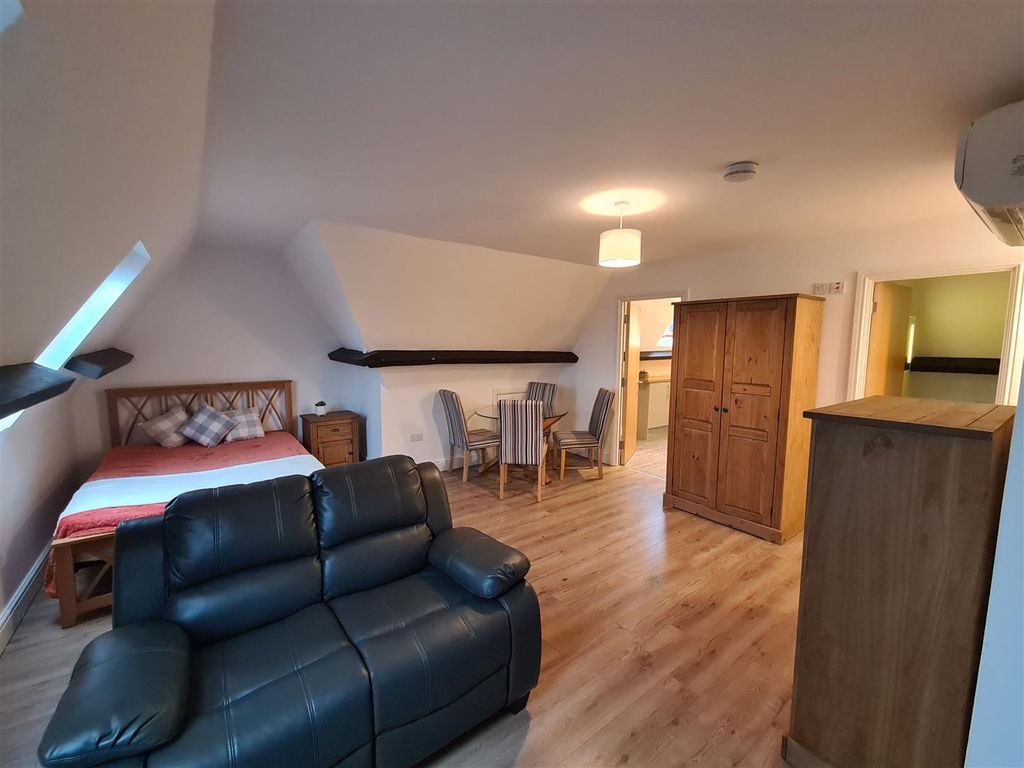 Property photo 3 of 10 Lounge.Jpg