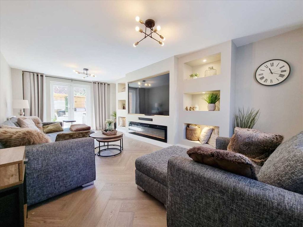 Property photo 2 of 20 Lounge: