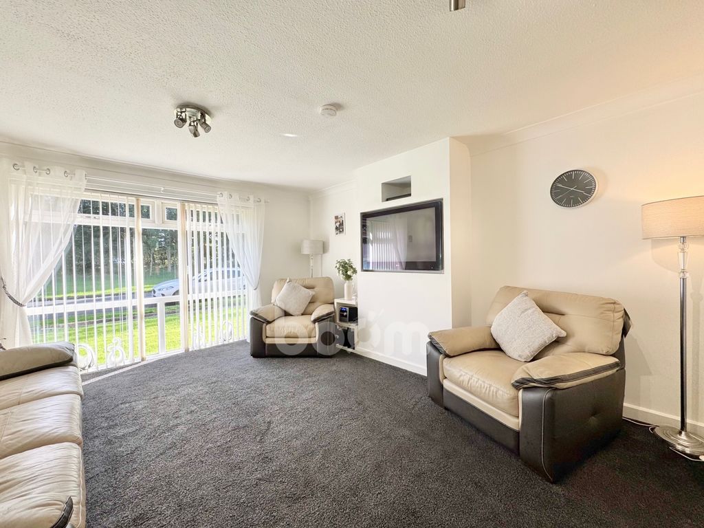 Property photo 2 of 17 Cockels Loan, Renfrew Lounge