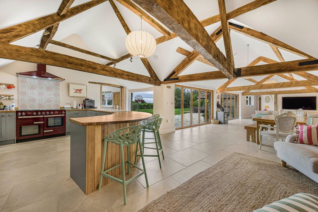 Property photo 2 of 28 Picture No. 12