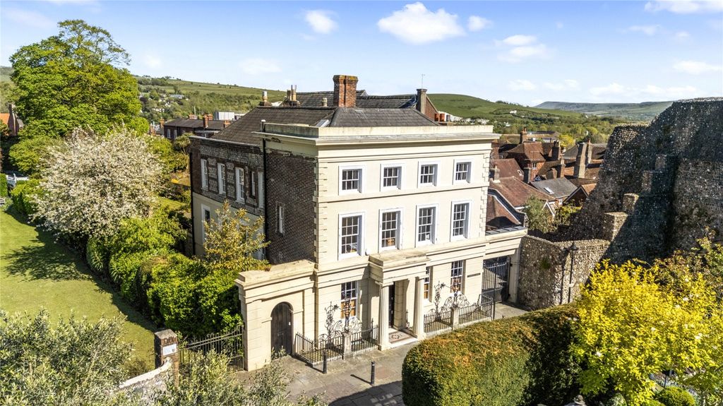 Property photo 1 of 32 Castlegate House
