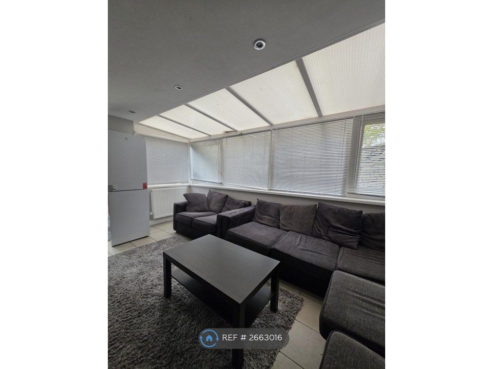 Property photo 2 of 28