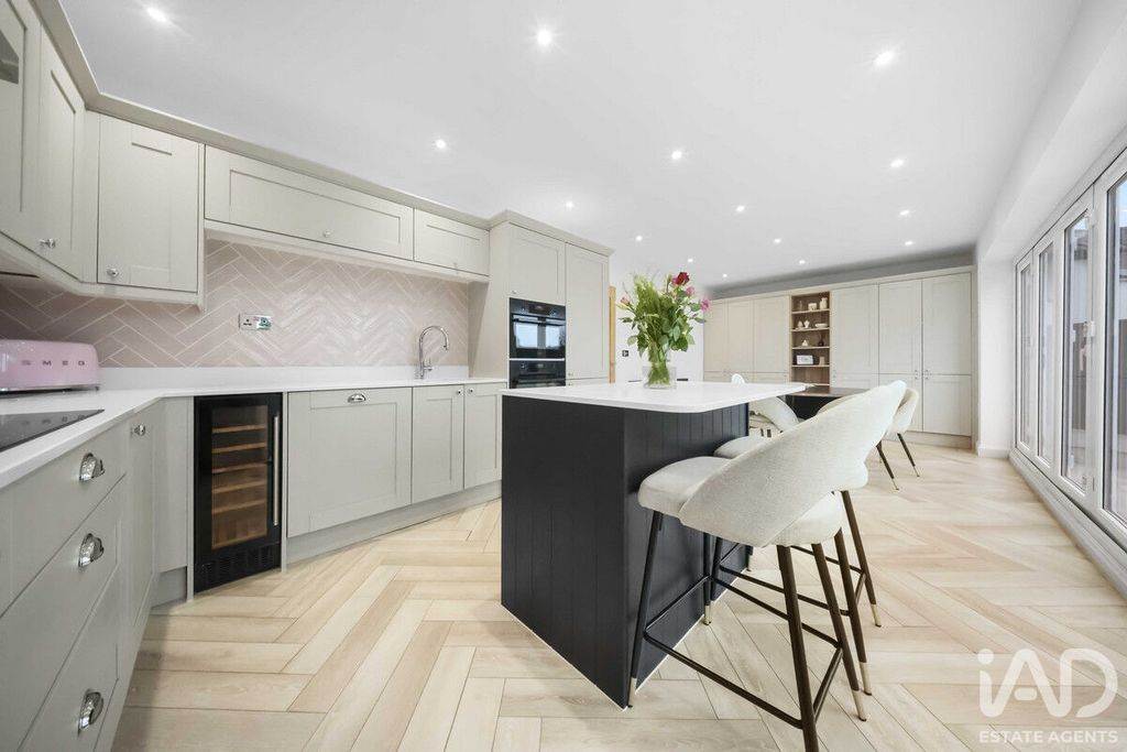 Property photo 3 of 33