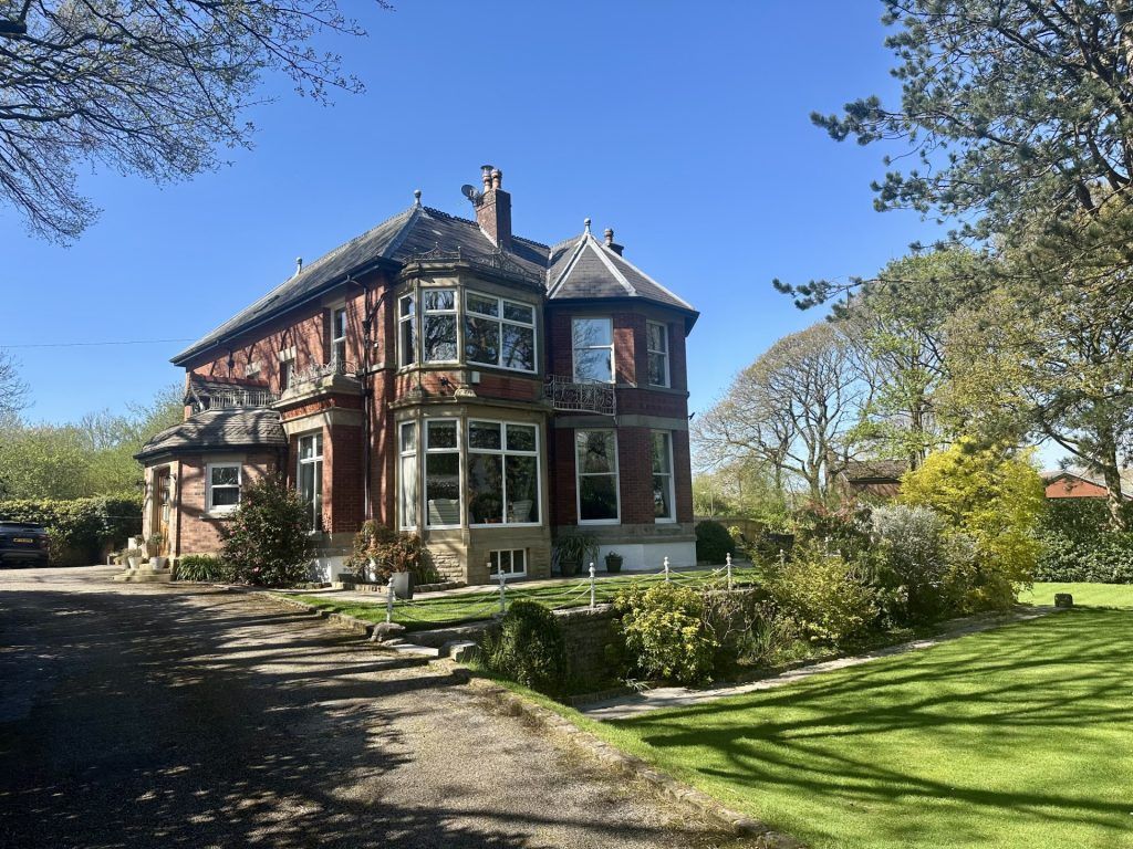 Property photo 1 of 87 Front Aspect