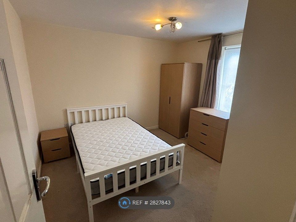 Property photo 2 of 5 Double Bedroom With Ensuite Bathroom