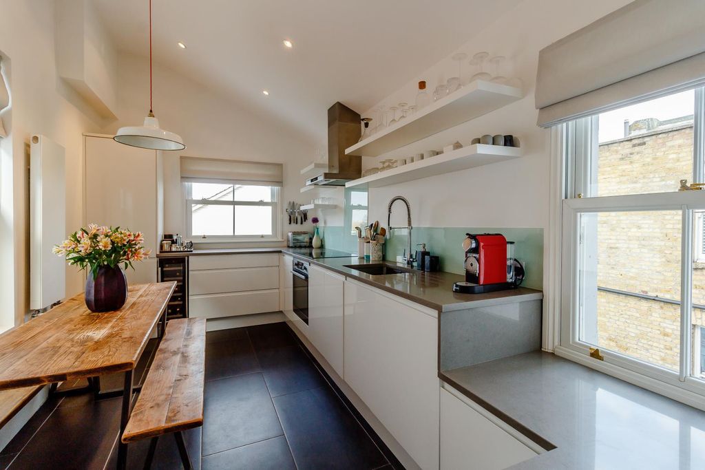 Property photo 2 of 19 8379204-Interior05-800.Jpg