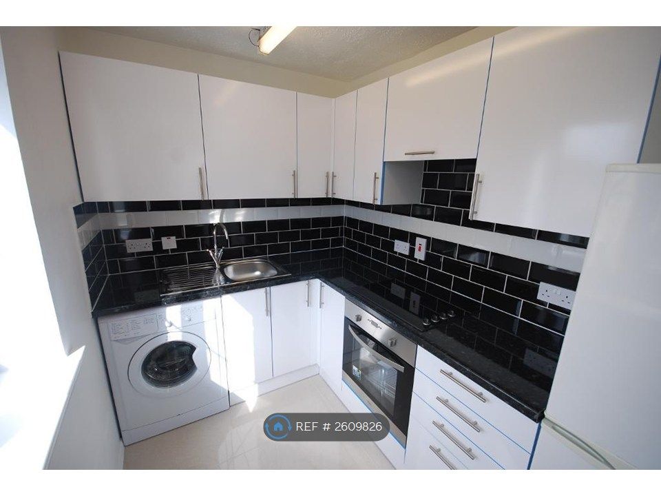 Property photo 2 of 7 Kitchen