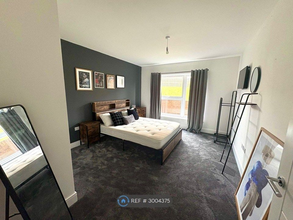 Property photo 1 of 8 Large Room