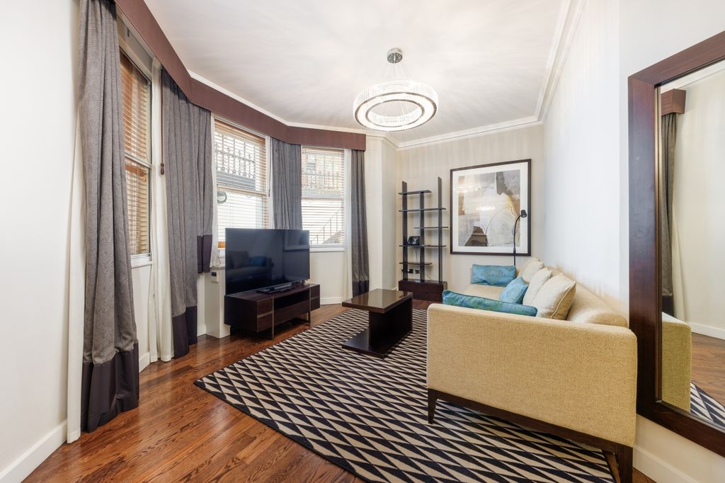 Property photo 3 of 10 Fairbriar Residen...