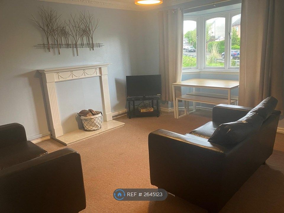 Property photo 1 of 7 Living Room