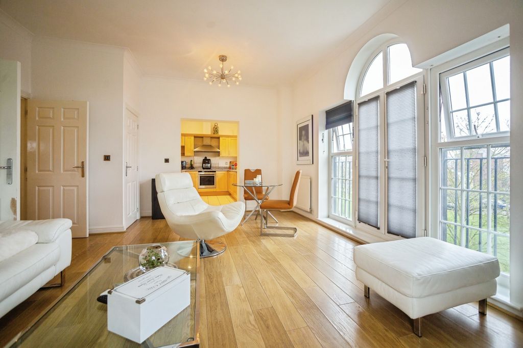 Property photo 3 of 20 Lounge