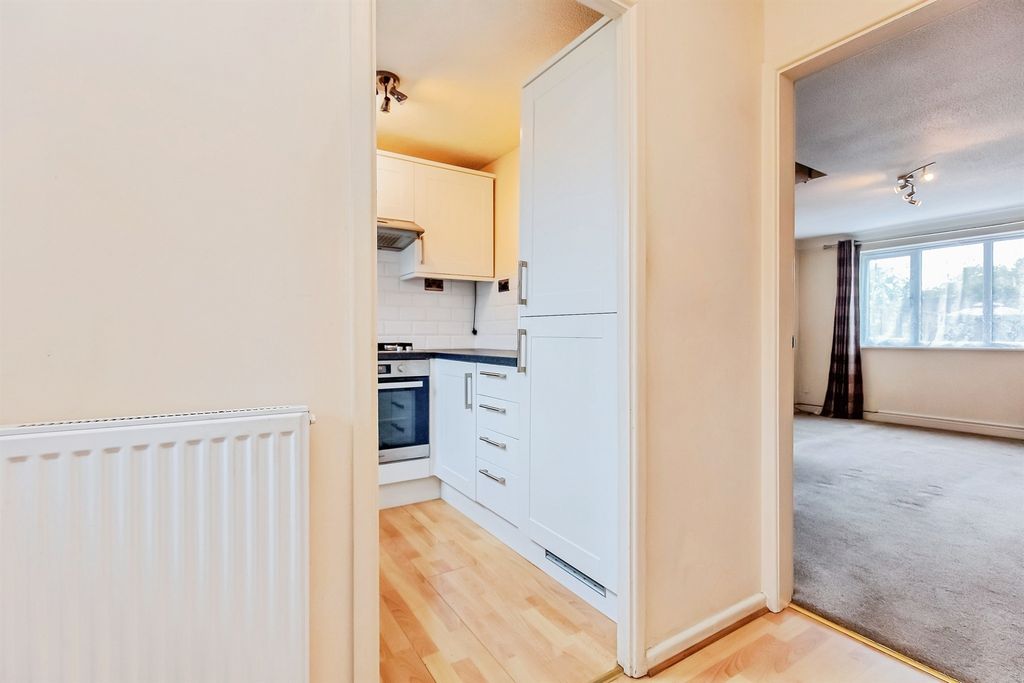 Property photo 3 of 25 Entrance Hall