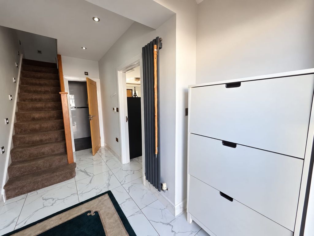 Property photo 2 of 32