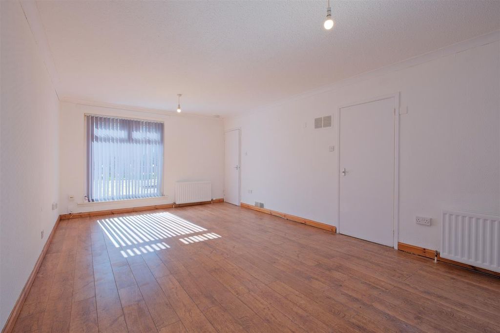 Property photo 2 of 20 Living Room / Dining
