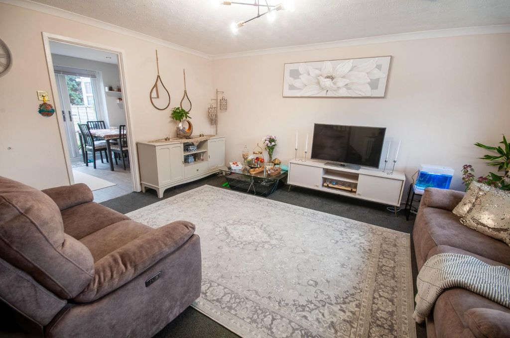 Property photo 2 of 16 Lounge