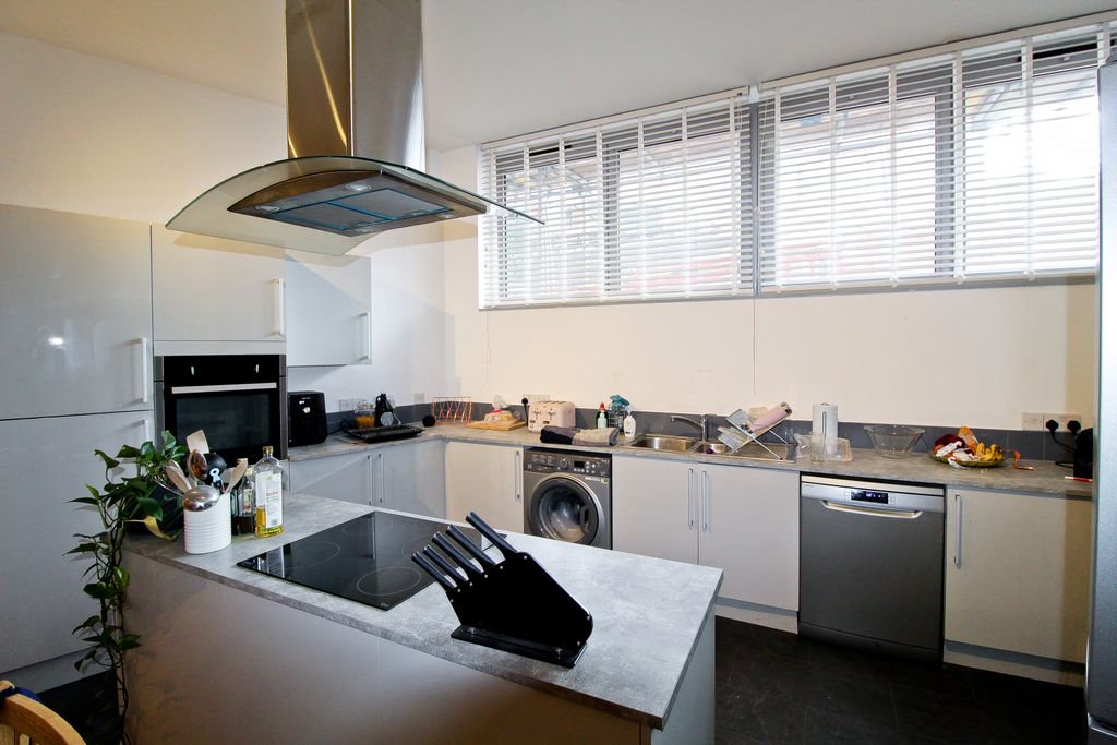 Property photo 2 of 6 Kitchen