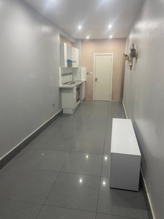 Property photo 1 of 4 Self Contained Studio Flat Close To Chadwel Heath Station- £1000