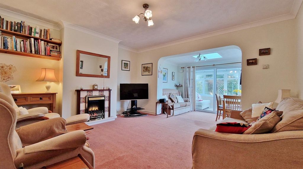 Property photo 2 of 17 Lounge