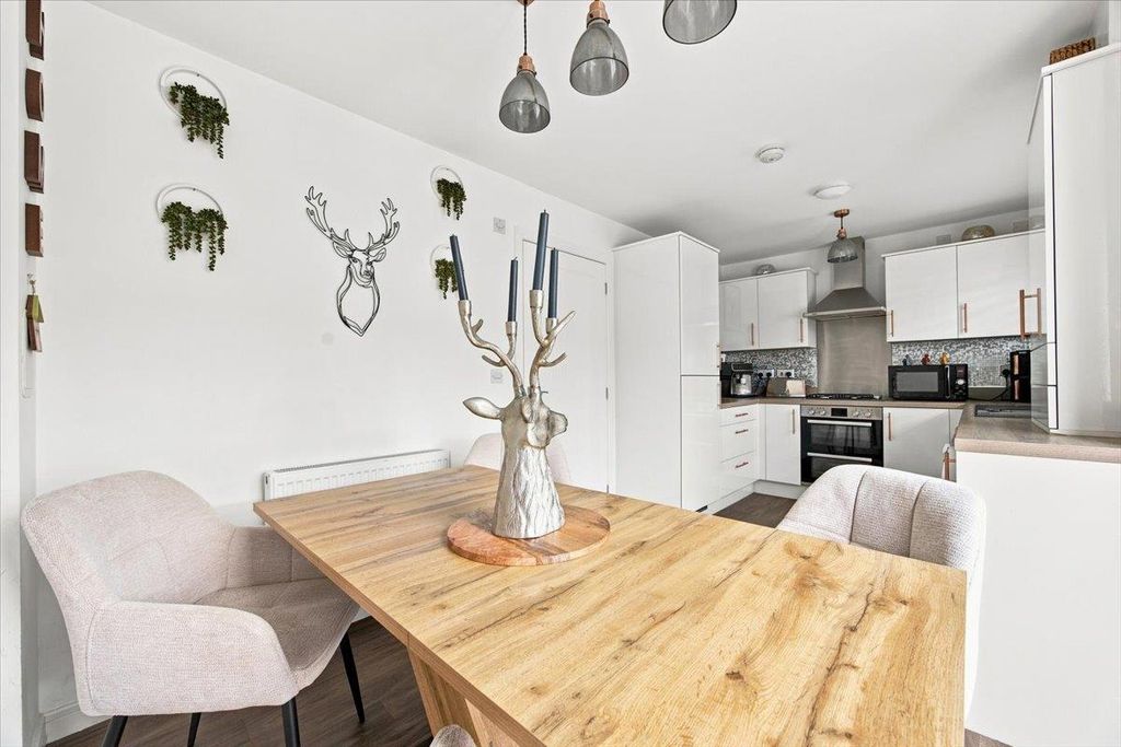 Property photo 3 of 18 18-16_Shira_Ave_Gartcosh_019.Jpg