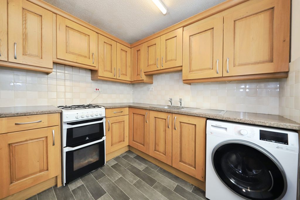 Property photo 3 of 8 Kitchen
