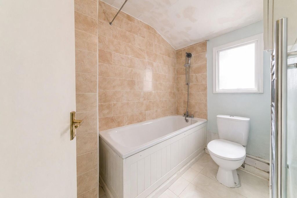 Property photo 2 of 8 Bathroom