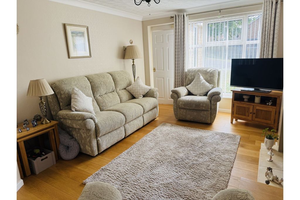 Property photo 2 of 11 Lounge