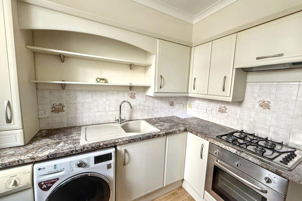 Property photo 3 of 10 Flat 3 Melcombe Court, Melcombe Avenue, Weymouth, Dorset, DT4 7th