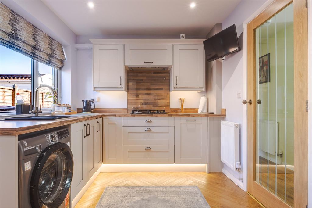 Property photo 2 of 19 Kitchen