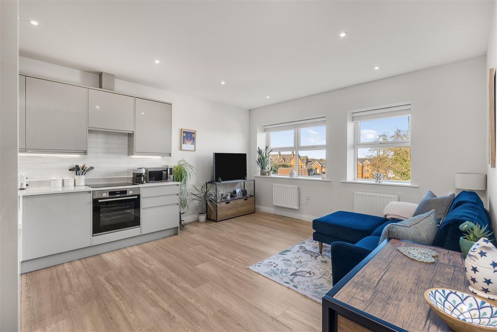 Property photo 1 of 13 Flat 8, 30 Crouch Street, Banbury-8.Jpg