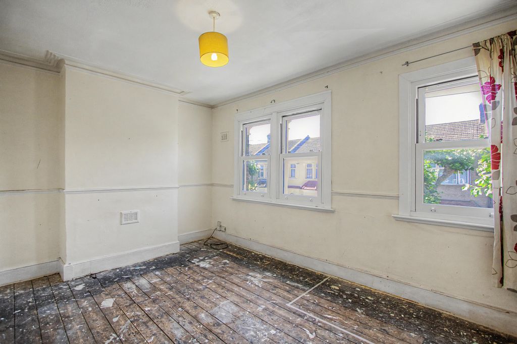 Property photo 2 of 11 Flat B, 28 Bolton Road, Stratford, London, E15 4Jy