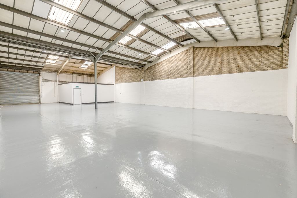 Property photo 3 of 12 8690867-Interior11