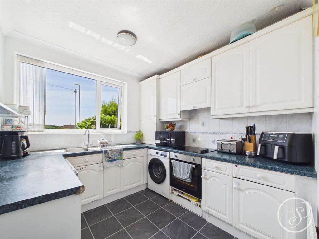 Property photo 2 of 16 Kitchen
