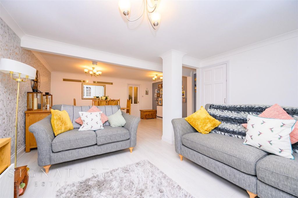 Property photo 3 of 24 Lounge/Diner