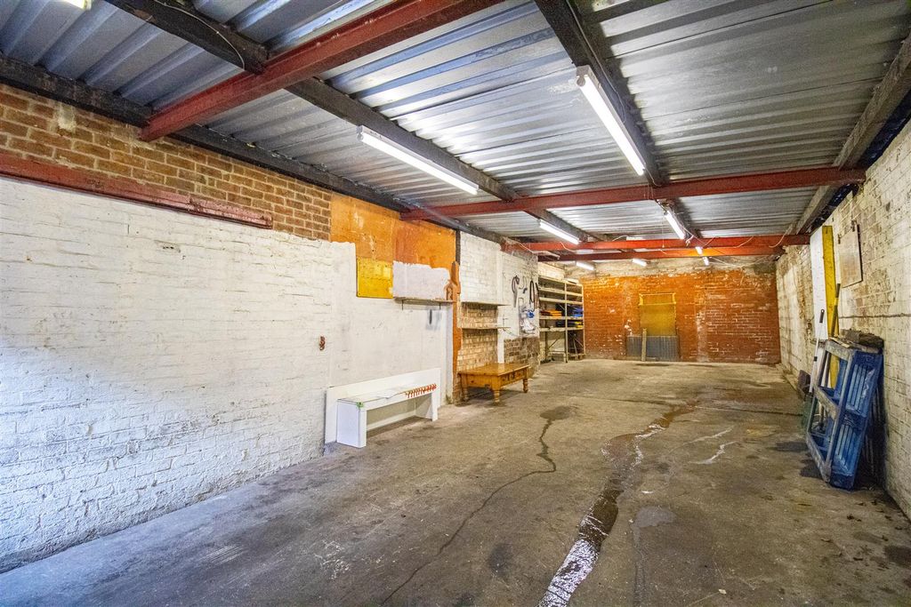 Property photo 3 of 6 Garage Area