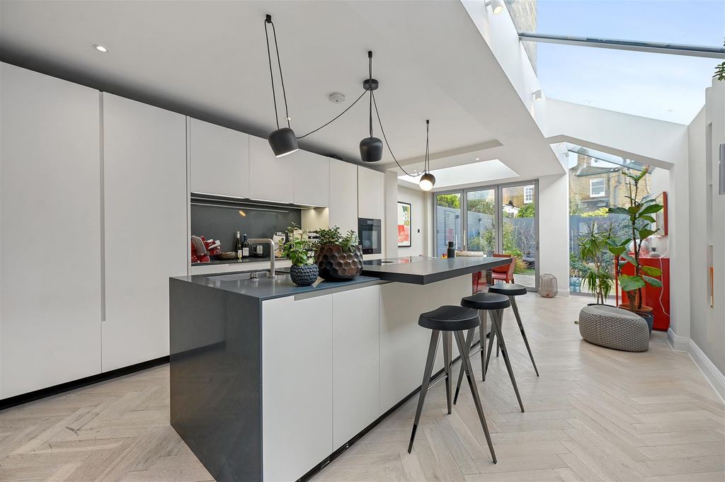 Property photo 3 of 14 Kitchen