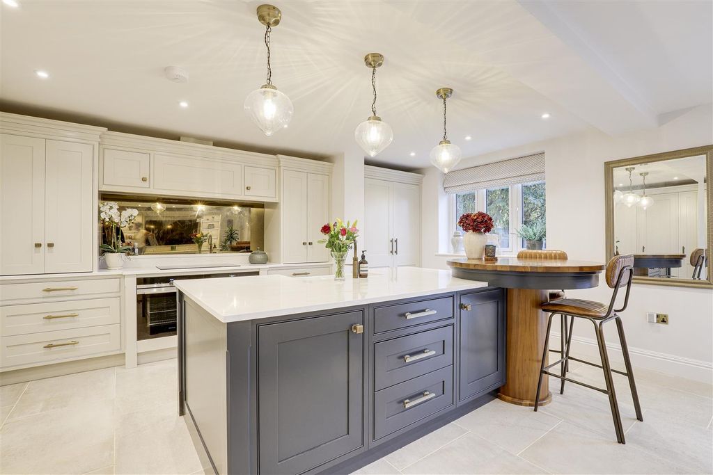 Property photo 2 of 40 11899.Jpg