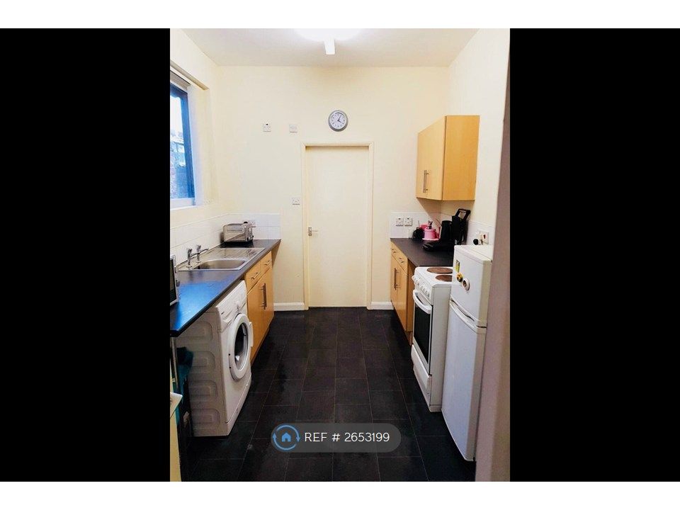 Property photo 3 of 6 Kitchen