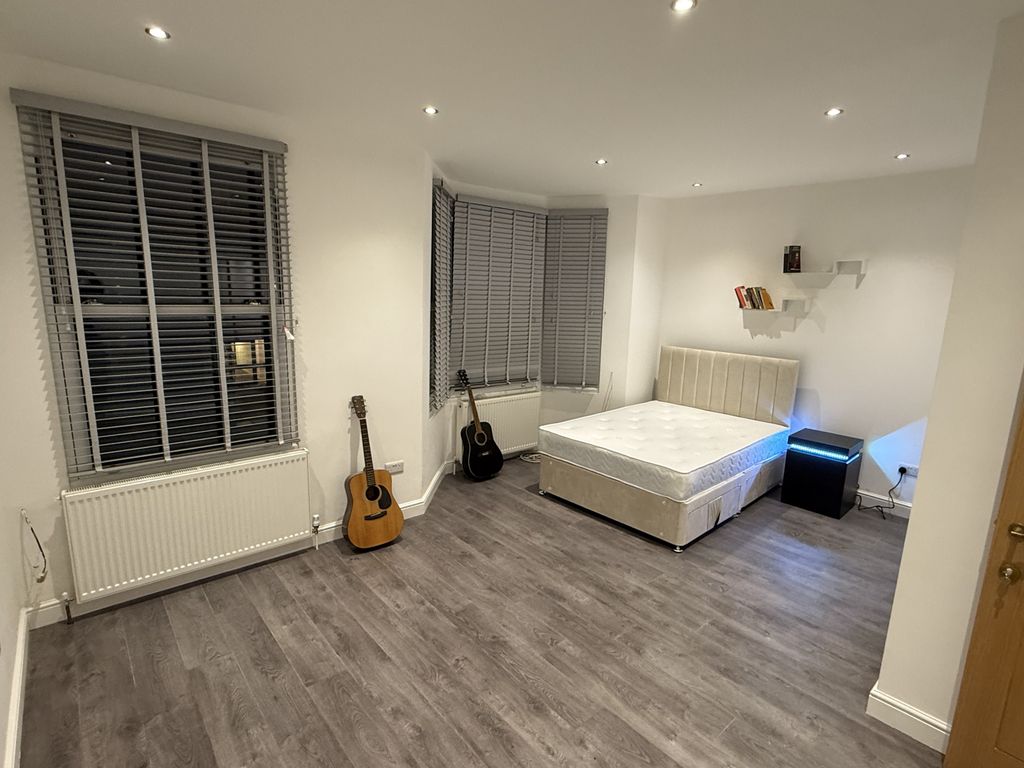 Property photo 1 of 3 Lovely Newly Refurbished Room To Let