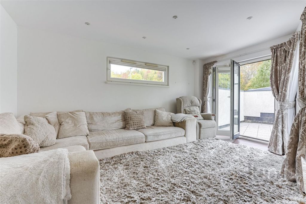 Property photo 3 of 34 Lounge Jpg