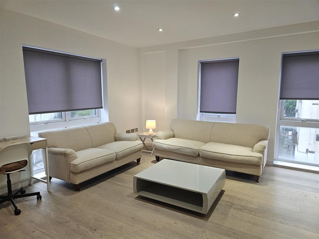 Property photo 2 of 12 Lounge Area