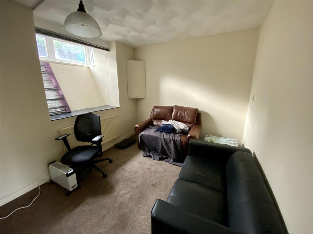 Property photo 2 of 8 Cosy Lounge Area With Comfortable Leather Seating...