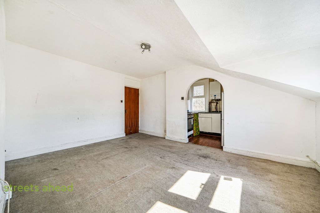 Property photo 2 of 19 00F7641A-74E3-4Fd...