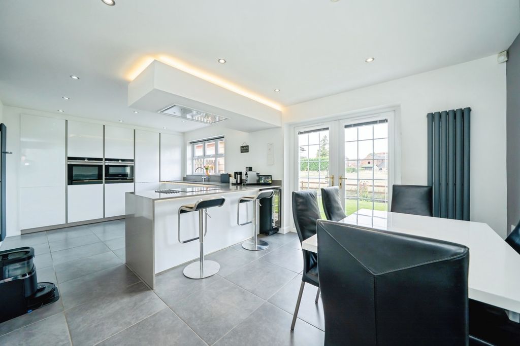 Property photo 2 of 21 Breakfast Kitchen